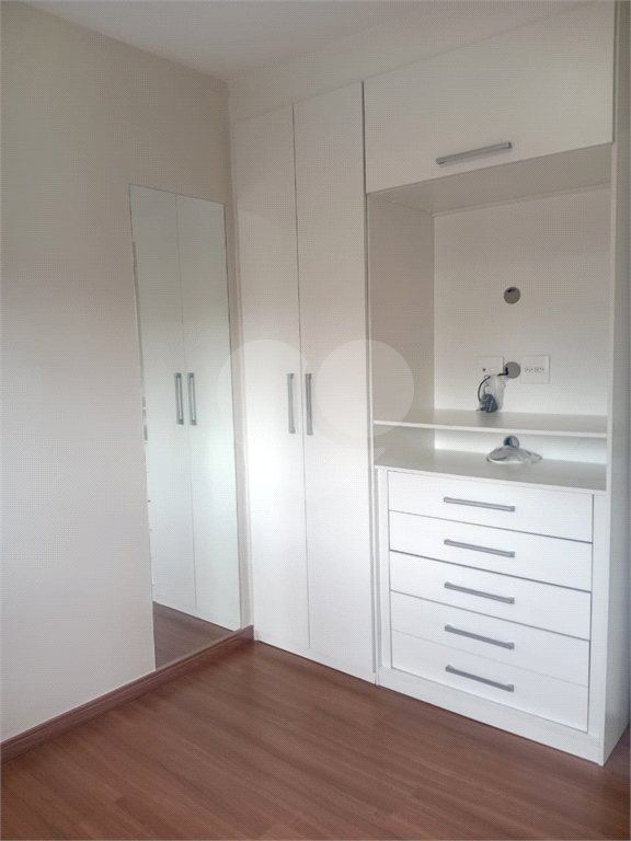 Lindo Apartamento de 61m² com Varanda de 2 dormitórios sendo 1 suíte com 1 vaga coberta, livre e espaçosa.