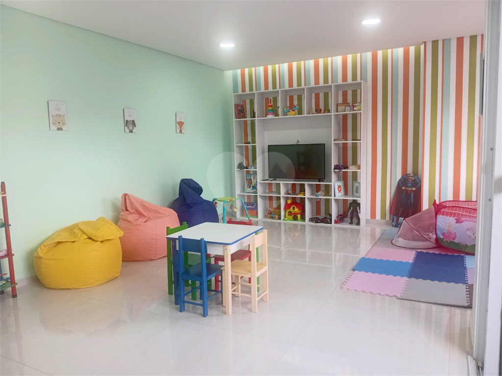 Lindo Apartamento de 61m² com Varanda de 2 dormitórios sendo 1 suíte com 1 vaga coberta, livre e espaçosa.