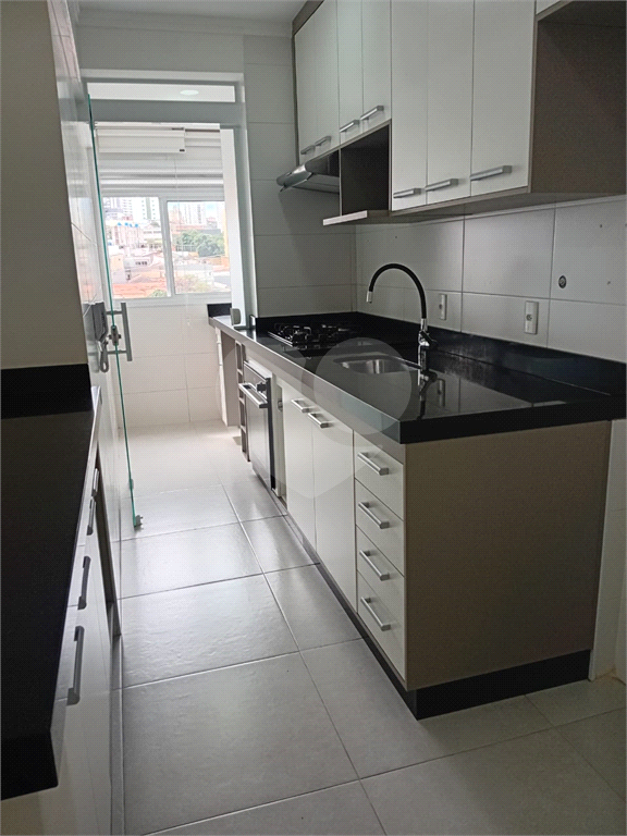 Lindo Apartamento de 61m² com Varanda de 2 dormitórios sendo 1 suíte com 1 vaga coberta, livre e espaçosa.