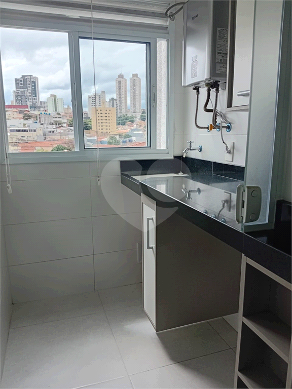 Lindo Apartamento de 61m² com Varanda de 2 dormitórios sendo 1 suíte com 1 vaga coberta, livre e espaçosa.