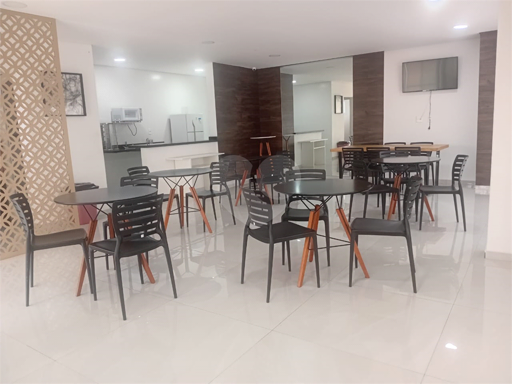 Lindo Apartamento de 61m² com Varanda de 2 dormitórios sendo 1 suíte com 1 vaga coberta, livre e espaçosa.