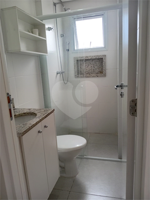 Lindo Apartamento de 61m² com Varanda de 2 dormitórios sendo 1 suíte com 1 vaga coberta, livre e espaçosa.
