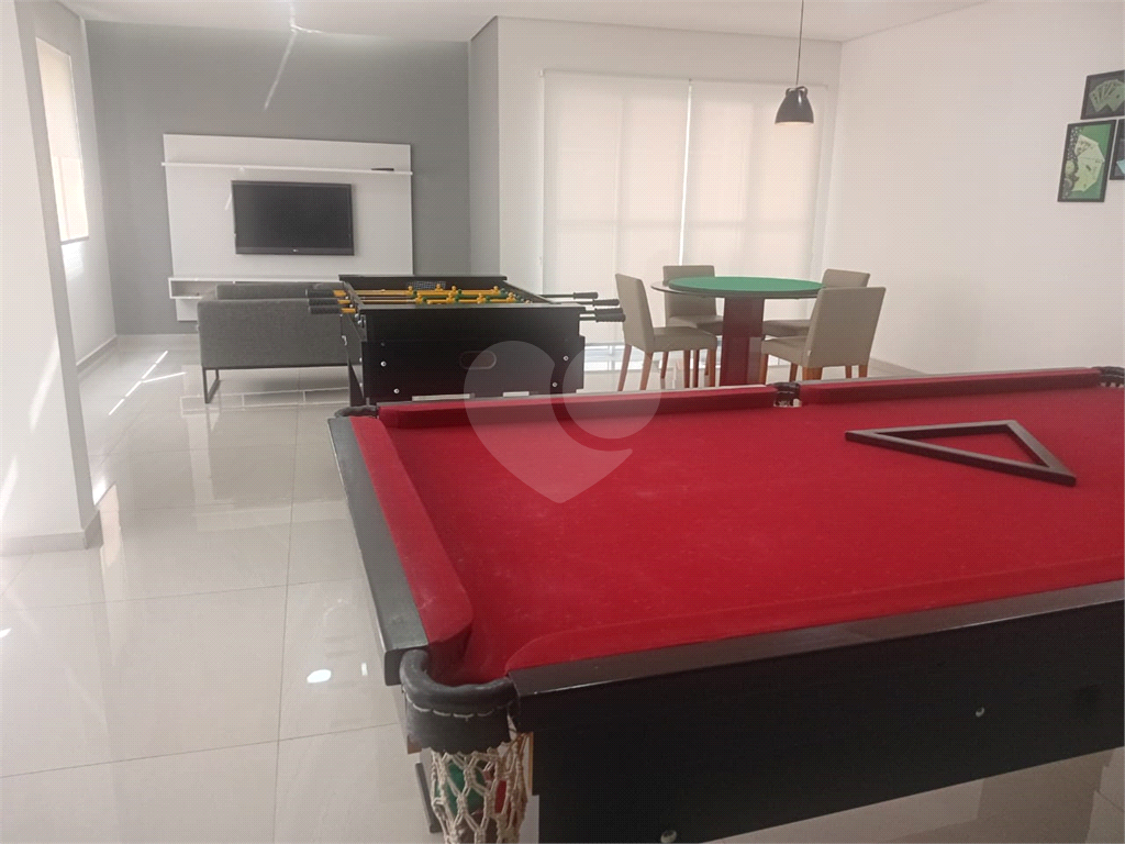 Lindo Apartamento de 61m² com Varanda de 2 dormitórios sendo 1 suíte com 1 vaga coberta, livre e espaçosa.