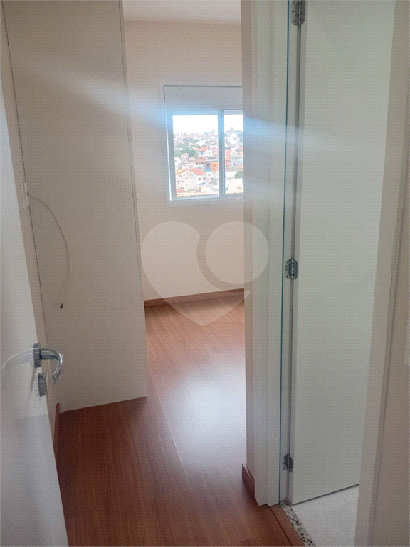 Lindo Apartamento de 61m² com Varanda de 2 dormitórios sendo 1 suíte com 1 vaga coberta, livre e espaçosa.