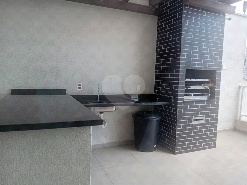 Lindo Apartamento de 61m² com Varanda de 2 dormitórios sendo 1 suíte com 1 vaga coberta, livre e espaçosa.