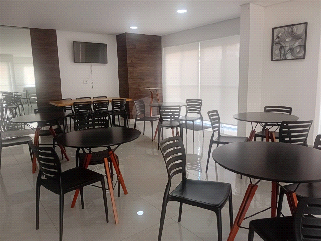 Lindo Apartamento de 61m² com Varanda de 2 dormitórios sendo 1 suíte com 1 vaga coberta, livre e espaçosa.