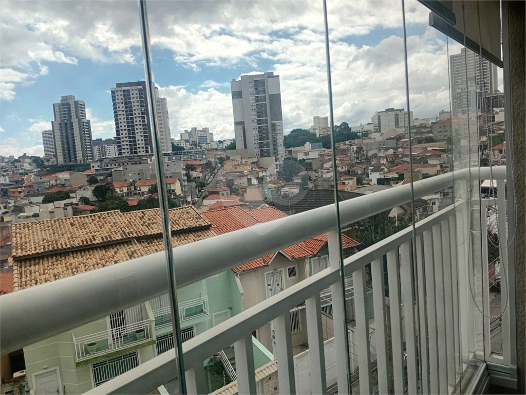 Lindo Apartamento de 61m² com Varanda de 2 dormitórios sendo 1 suíte com 1 vaga coberta, livre e espaçosa.