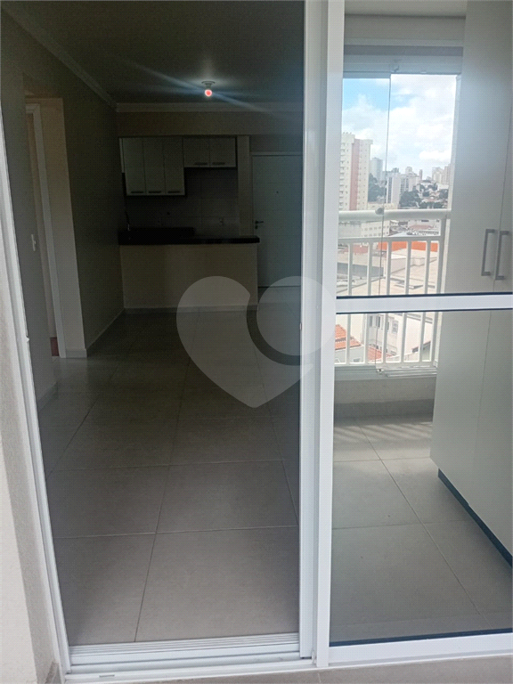 Lindo Apartamento de 61m² com Varanda de 2 dormitórios sendo 1 suíte com 1 vaga coberta, livre e espaçosa.