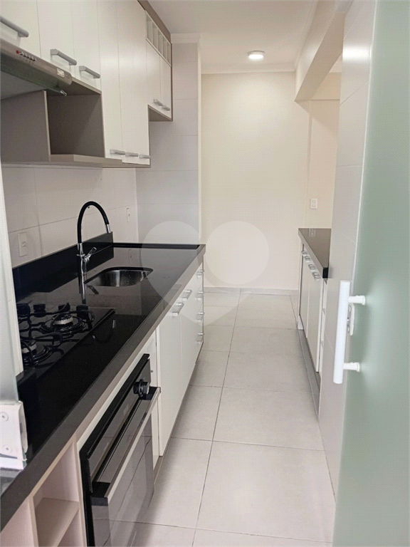 Lindo Apartamento de 61m² com Varanda de 2 dormitórios sendo 1 suíte com 1 vaga coberta, livre e espaçosa.