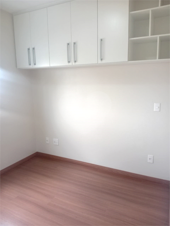 Lindo Apartamento de 61m² com Varanda de 2 dormitórios sendo 1 suíte com 1 vaga coberta, livre e espaçosa.