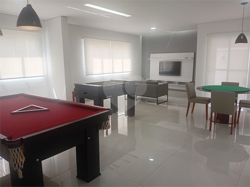 Lindo Apartamento de 61m² com Varanda de 2 dormitórios sendo 1 suíte com 1 vaga coberta, livre e espaçosa.