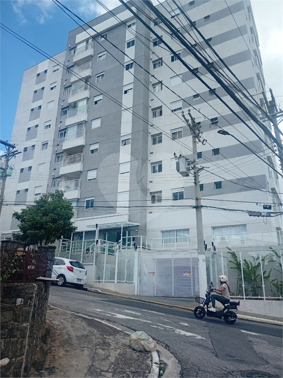Lindo Apartamento de 61m² com Varanda de 2 dormitórios sendo 1 suíte com 1 vaga coberta, livre e espaçosa.