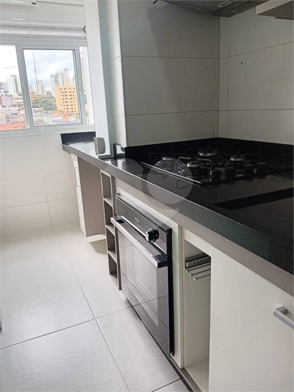 Lindo Apartamento de 61m² com Varanda de 2 dormitórios sendo 1 suíte com 1 vaga coberta, livre e espaçosa.