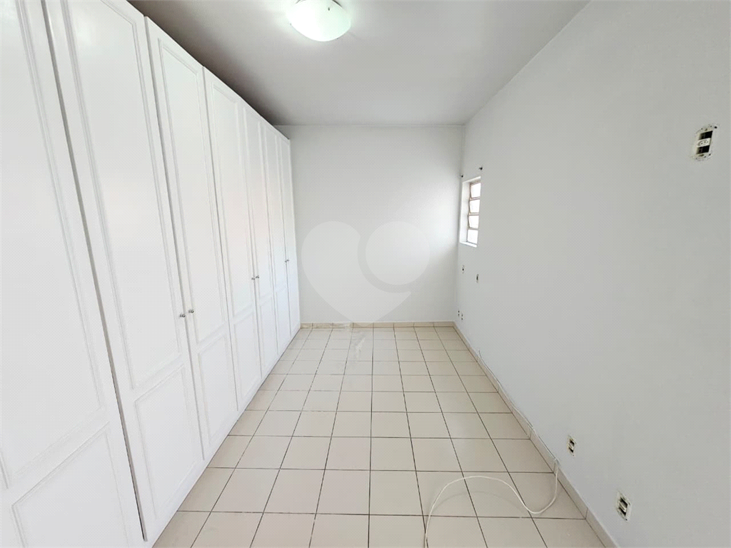 4 dormitórios, 1 suíte, 3 banheiros, 2 vagas, Área Total: 130,00 m², Construído: 174,00 m²