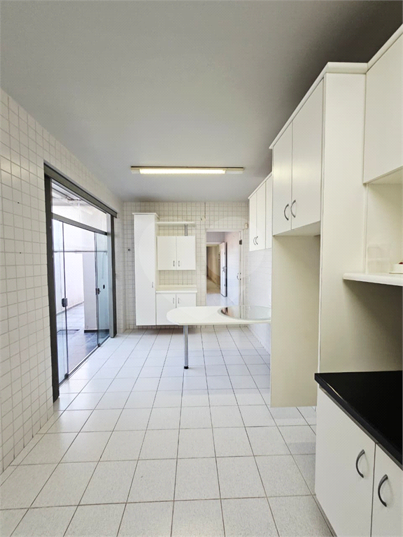 4 dormitórios, 1 suíte, 3 banheiros, 2 vagas, Área Total: 130,00 m², Construído: 174,00 m²