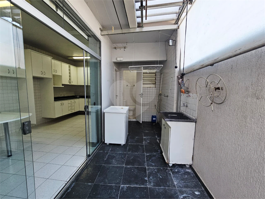 4 dormitórios, 1 suíte, 3 banheiros, 2 vagas, Área Total: 130,00 m², Construído: 174,00 m²