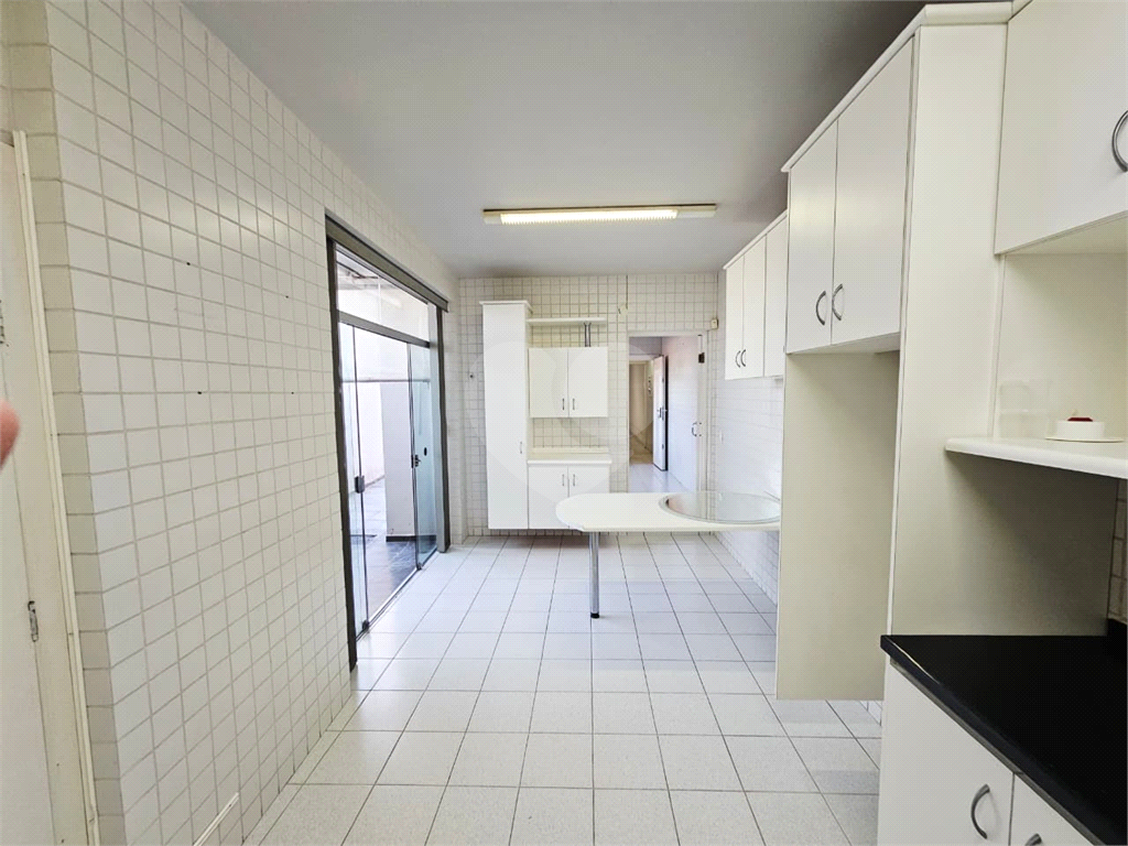 4 dormitórios, 1 suíte, 3 banheiros, 2 vagas, Área Total: 130,00 m², Construído: 174,00 m²