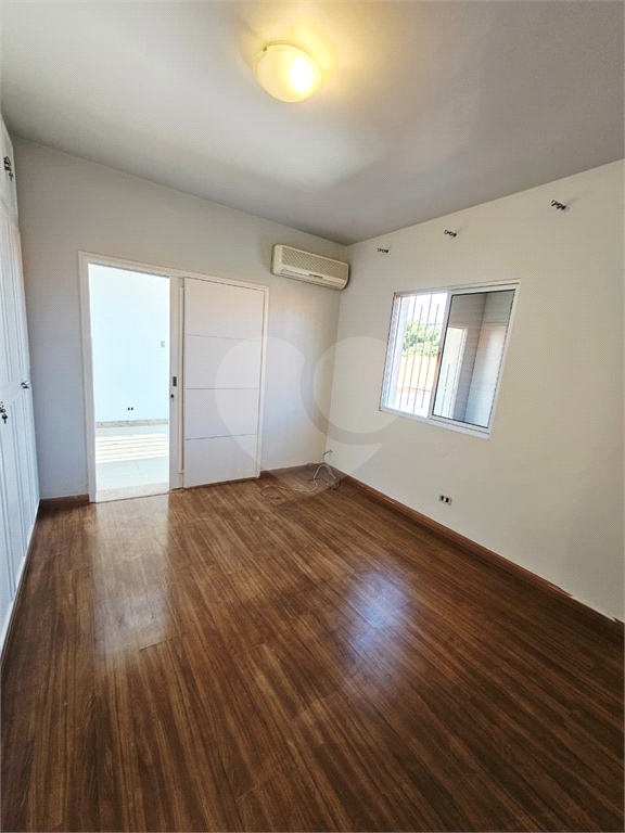 4 dormitórios, 1 suíte, 3 banheiros, 2 vagas, Área Total: 130,00 m², Construído: 174,00 m²