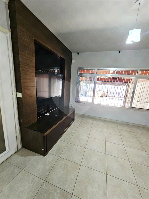 4 dormitórios, 1 suíte, 3 banheiros, 2 vagas, Área Total: 130,00 m², Construído: 174,00 m²