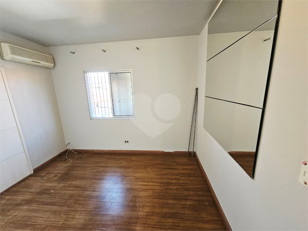 4 dormitórios, 1 suíte, 3 banheiros, 2 vagas, Área Total: 130,00 m², Construído: 174,00 m²