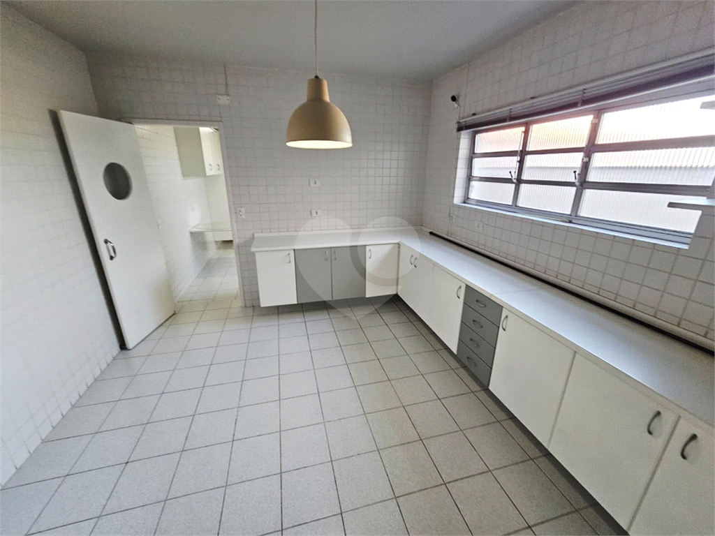 4 dormitórios, 1 suíte, 3 banheiros, 2 vagas, Área Total: 130,00 m², Construído: 174,00 m²