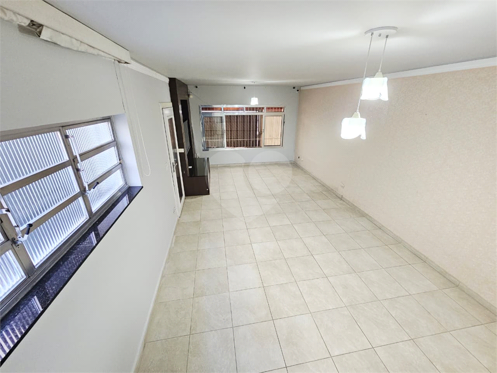 4 dormitórios, 1 suíte, 3 banheiros, 2 vagas, Área Total: 130,00 m², Construído: 174,00 m²