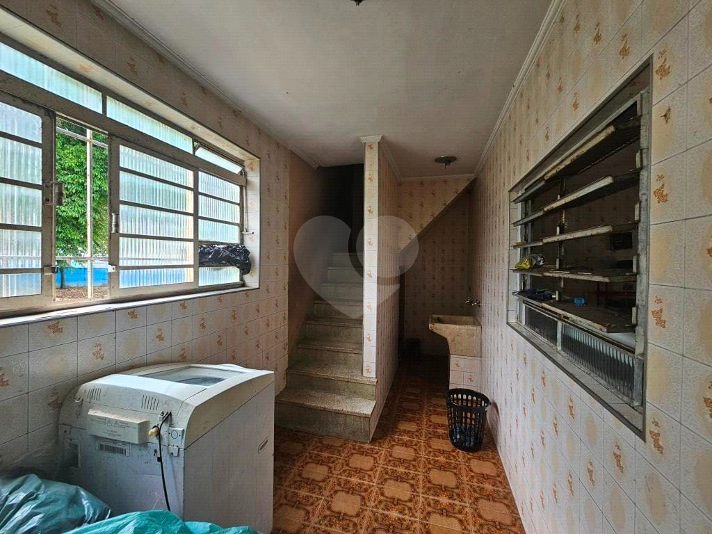 Casa 2 dormitórios, lavanderia, quintal, salão. Vila Constância