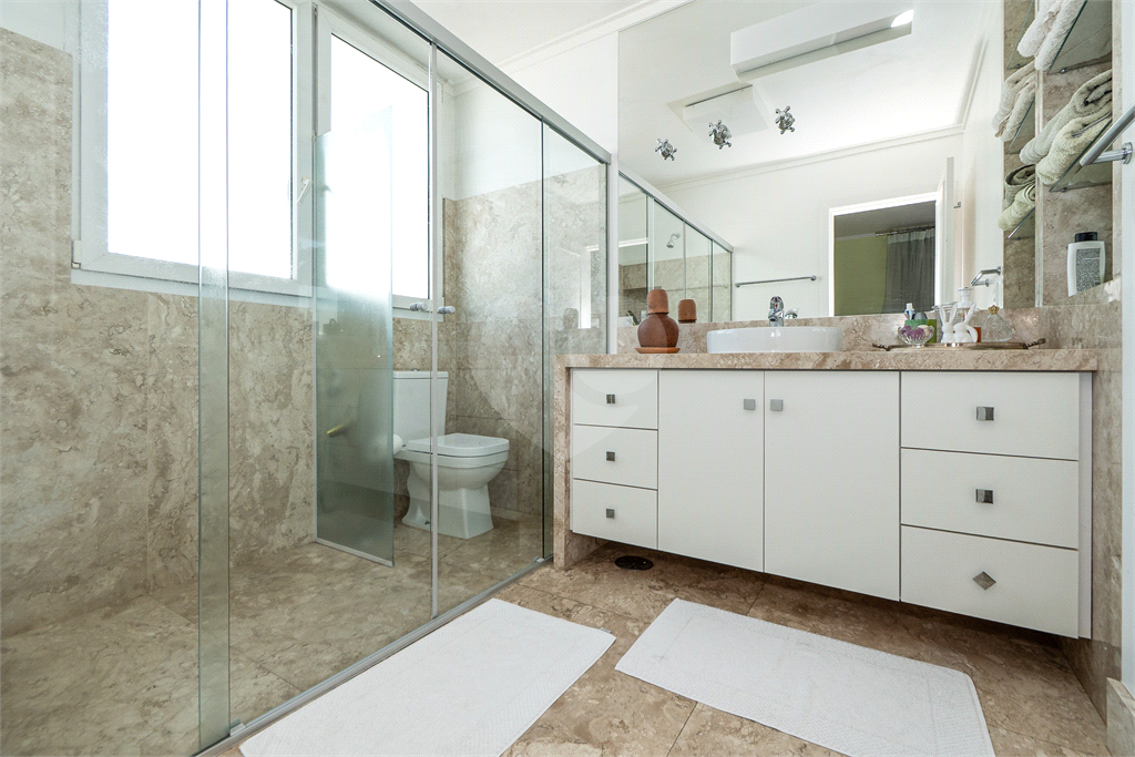 Muita iluminação natural com janelões na querida rua Pernambuco. 228m² e 4 vagas - Higienópolis. 