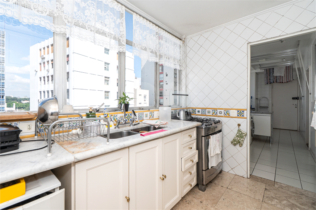 Muita iluminação natural com janelões na querida rua Pernambuco. 228m² e 4 vagas - Higienópolis. 