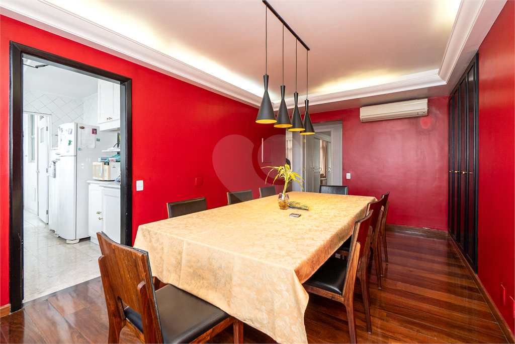 Muita iluminação natural com janelões na querida rua Pernambuco. 228m² e 4 vagas - Higienópolis. 