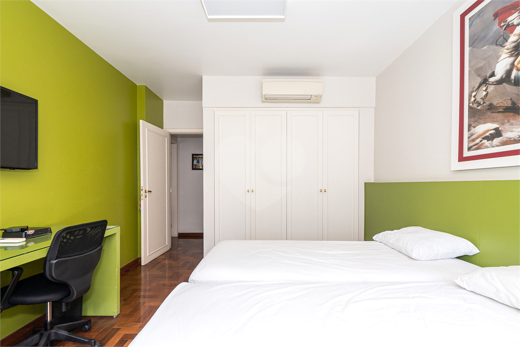 Muita iluminação natural com janelões na querida rua Pernambuco. 228m² e 4 vagas - Higienópolis. 