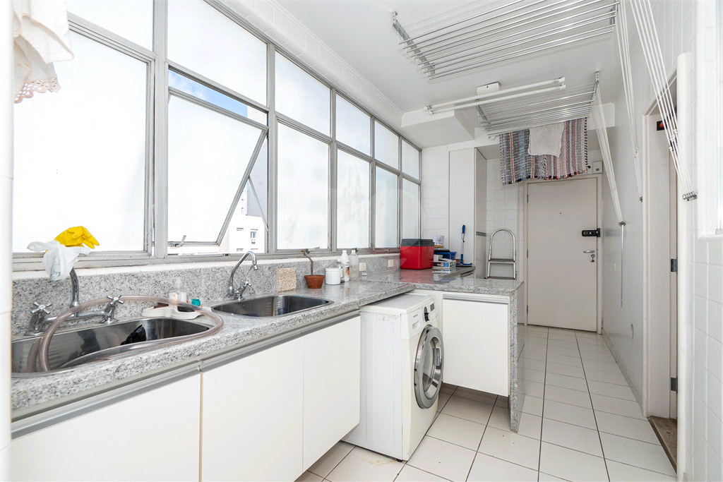 Muita iluminação natural com janelões na querida rua Pernambuco. 228m² e 4 vagas - Higienópolis. 