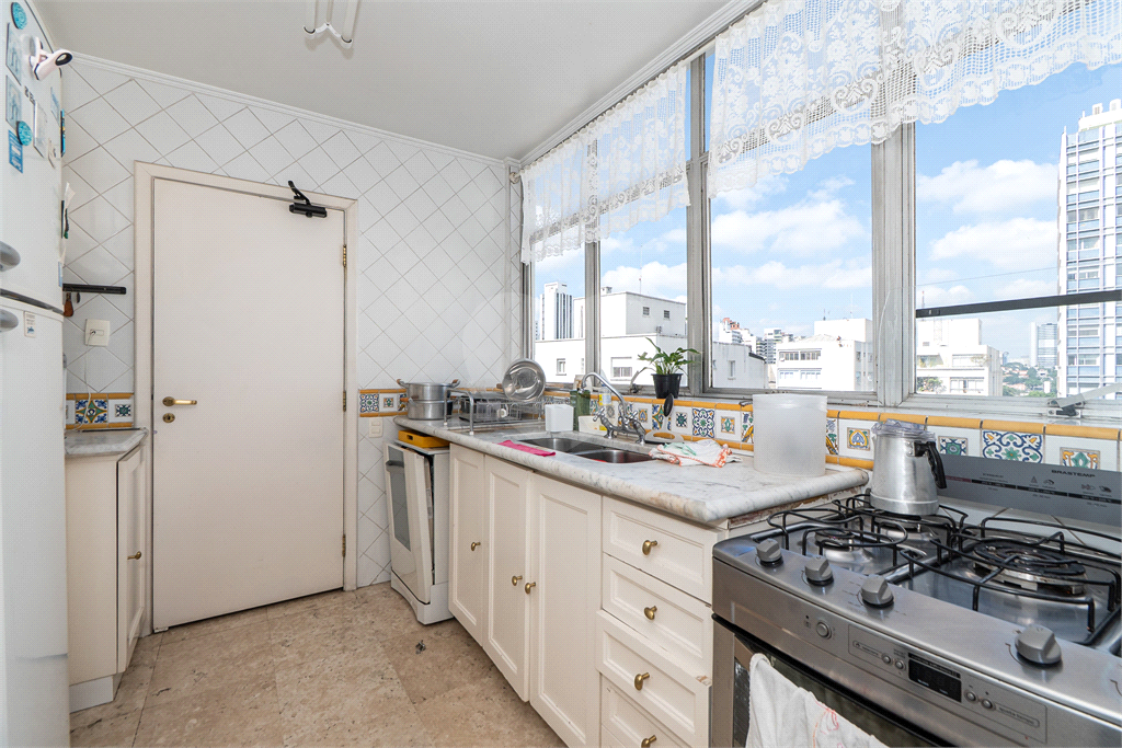 Muita iluminação natural com janelões na querida rua Pernambuco. 228m² e 4 vagas - Higienópolis. 