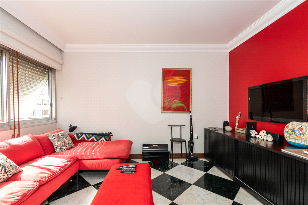 Muita iluminação natural com janelões na querida rua Pernambuco. 228m² e 4 vagas - Higienópolis. 