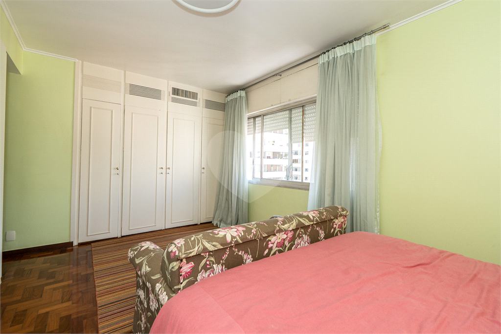 Muita iluminação natural com janelões na querida rua Pernambuco. 228m² e 4 vagas - Higienópolis. 