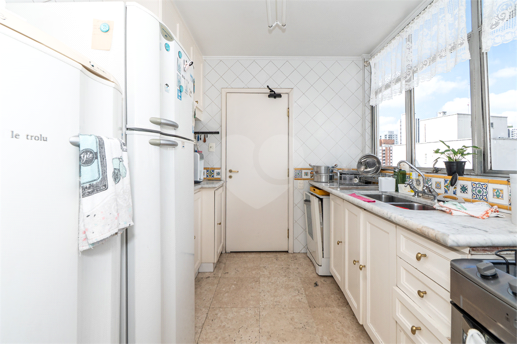 Muita iluminação natural com janelões na querida rua Pernambuco. 228m² e 4 vagas - Higienópolis. 