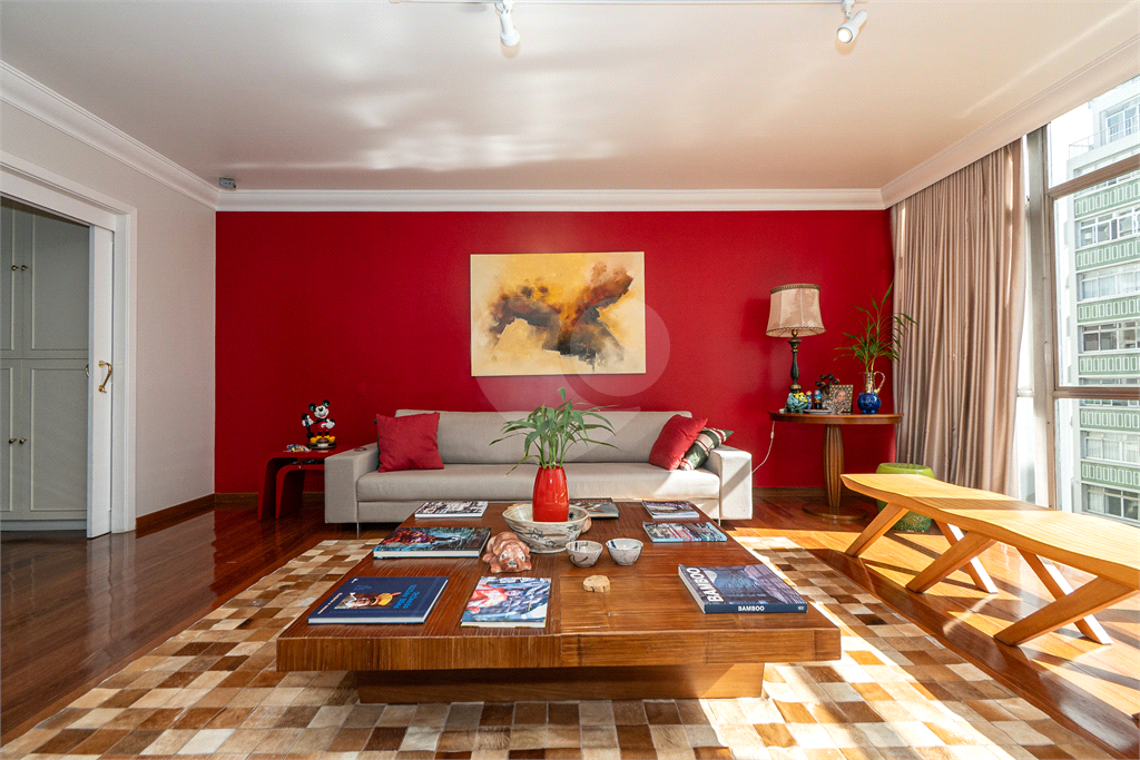 Muita iluminação natural com janelões na querida rua Pernambuco. 228m² e 4 vagas - Higienópolis. 
