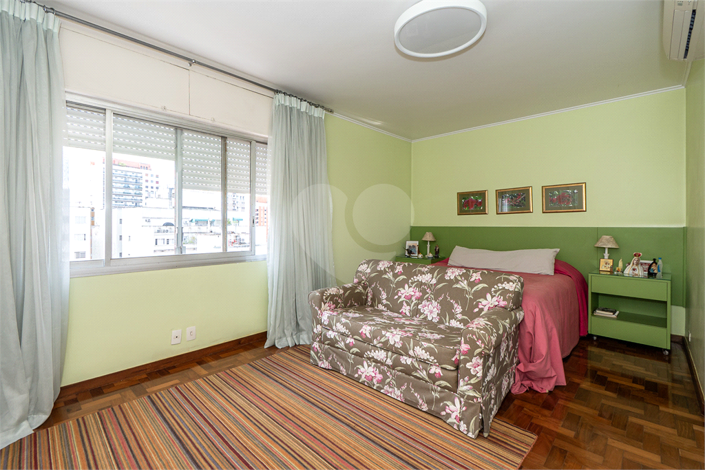 Muita iluminação natural com janelões na querida rua Pernambuco. 228m² e 4 vagas - Higienópolis. 