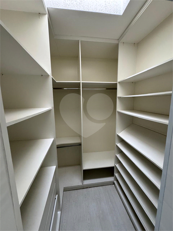 Residência moderna em condomínio fechado, a venda em Arujá. Oportunidade ! Proprietário flexível  para negociar ! 