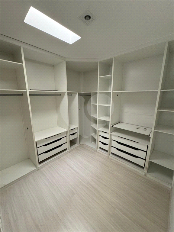 Residência moderna em condomínio fechado, a venda em Arujá. Oportunidade ! Proprietário flexível  para negociar ! 