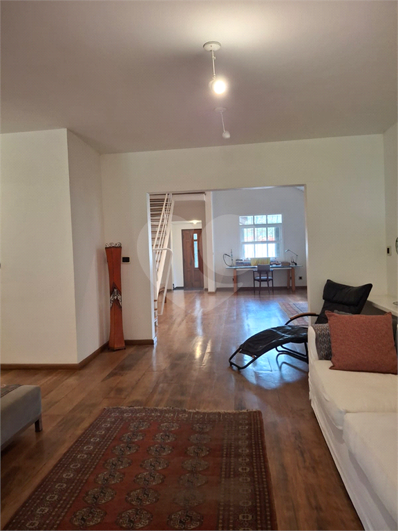 Sobrado com 369 m² três suítes no Alto de Pinheiros