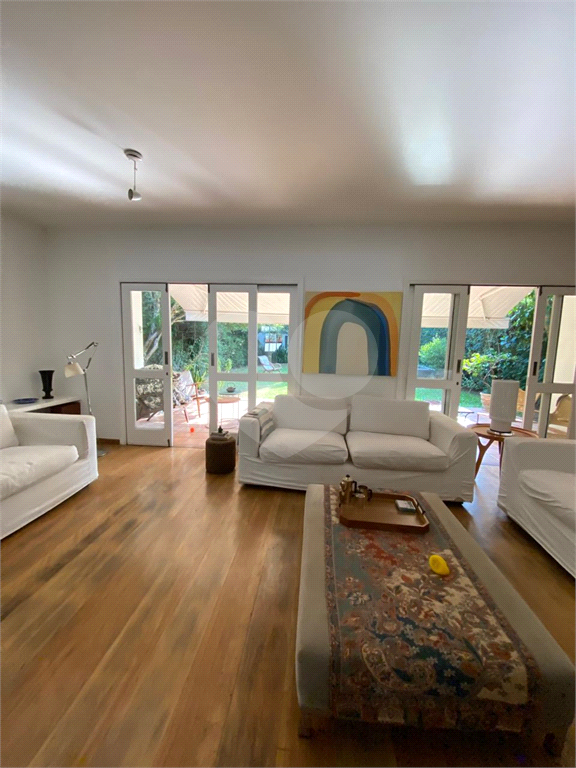 Sobrado com 369 m² três suítes no Alto de Pinheiros