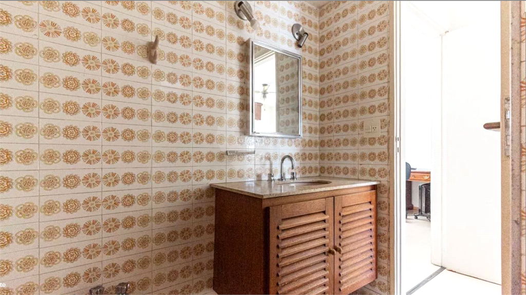 Este elegante apartamento em Higienópolis oferece 224m² de área muito bem distribuída, perfeito para quem valoriza conforto