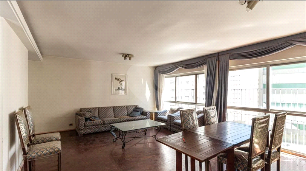 Este elegante apartamento em Higienópolis oferece 224m² de área muito bem distribuída, perfeito para quem valoriza conforto