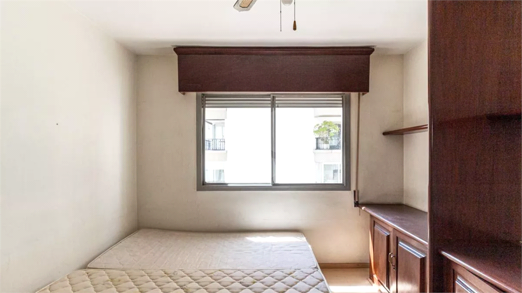 Este elegante apartamento em Higienópolis oferece 224m² de área muito bem distribuída, perfeito para quem valoriza conforto