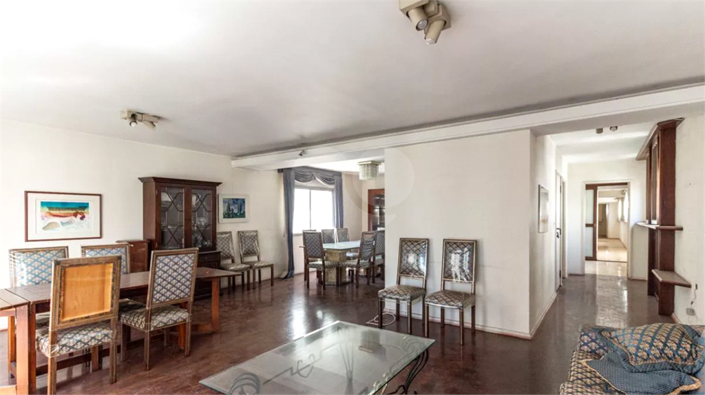 Este elegante apartamento em Higienópolis oferece 224m² de área muito bem distribuída, perfeito para quem valoriza conforto