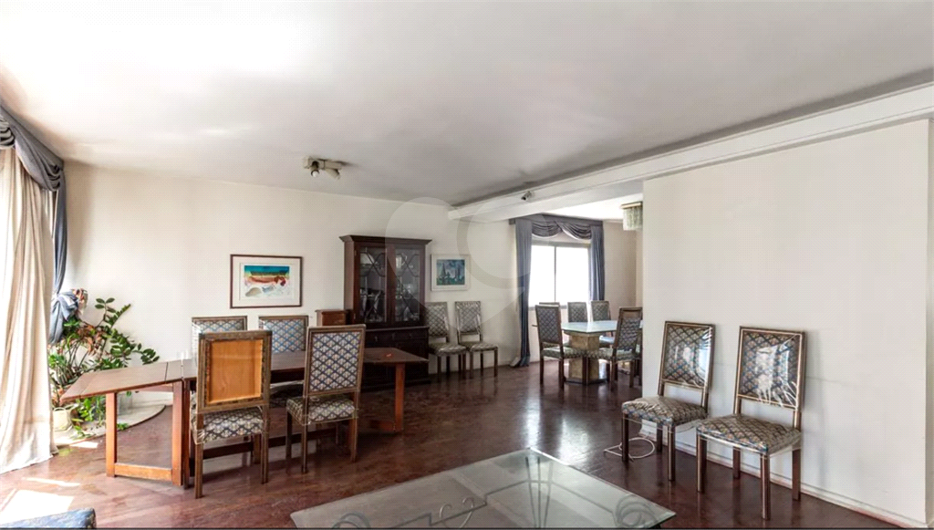 Este elegante apartamento em Higienópolis oferece 224m² de área muito bem distribuída, perfeito para quem valoriza conforto