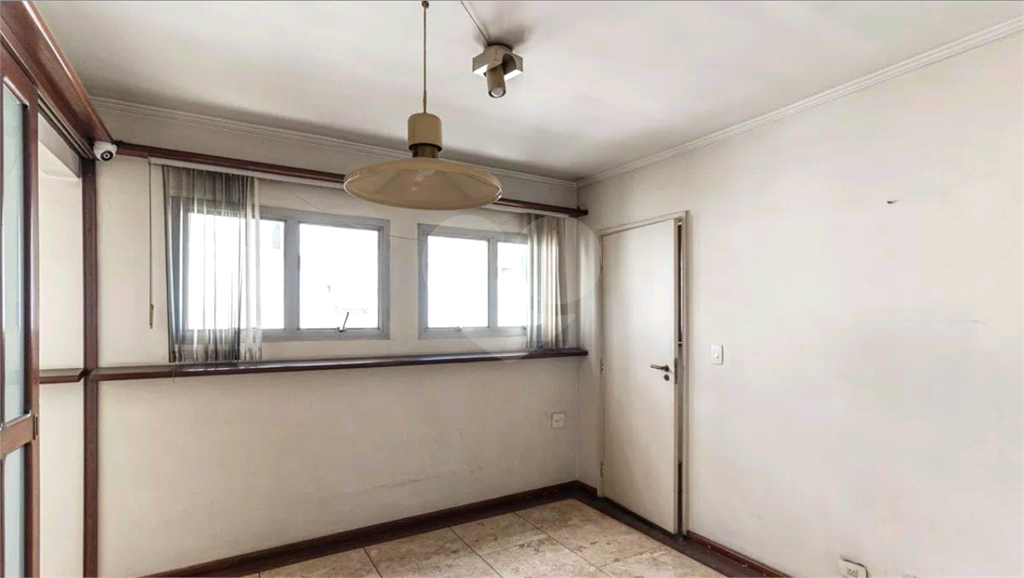 Este elegante apartamento em Higienópolis oferece 224m² de área muito bem distribuída, perfeito para quem valoriza conforto
