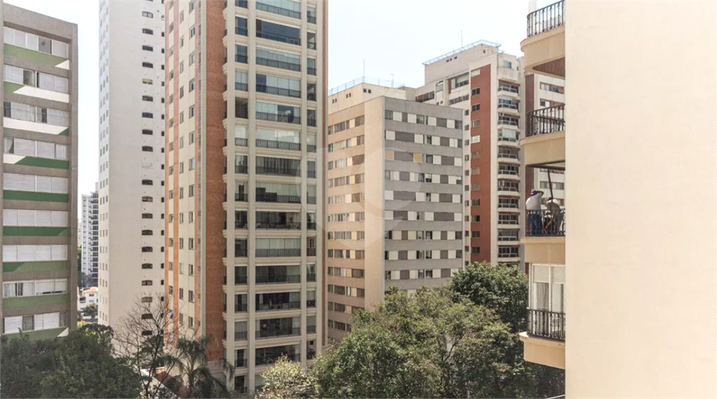 Este elegante apartamento em Higienópolis oferece 224m² de área muito bem distribuída, perfeito para quem valoriza conforto