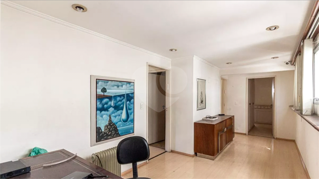 Este elegante apartamento em Higienópolis oferece 224m² de área muito bem distribuída, perfeito para quem valoriza conforto